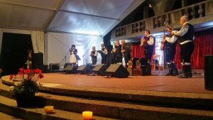 Fantje z vseh vetrov s povezovalko koncerta Slavi Košir