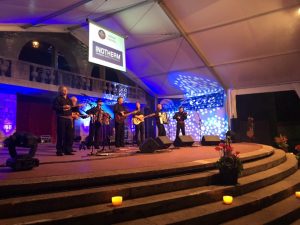 Prifarski muzikanti na grajskem odru