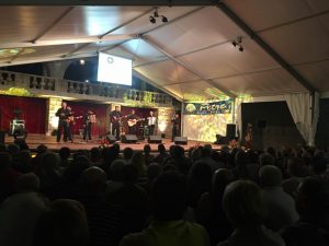 Prifarski muzikanti pred navdušenim občinstvom